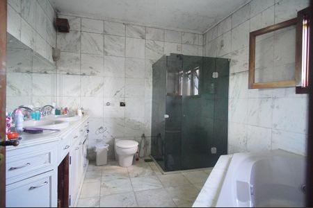 Casa à venda com 594m², 2 quartos e 3 vagasBanheiro da Suíte 2