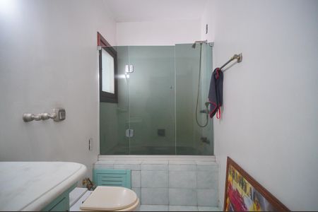 Casa à venda com 594m², 2 quartos e 3 vagasBanheiro da Suíte 1