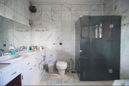 Casa à venda com 594m², 2 quartos e 3 vagasBanheiro da Suíte 2