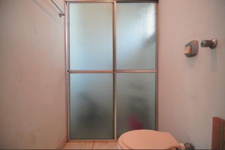 Casa à venda com 594m², 2 quartos e 3 vagasBanheiro de serviço