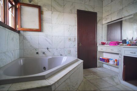 Casa à venda com 594m², 2 quartos e 3 vagasBanheiro da Suíte 2