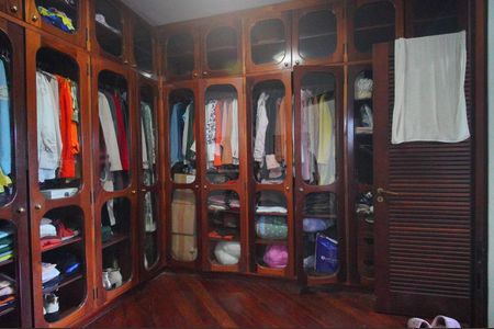 Casa à venda com 594m², 2 quartos e 3 vagasCloset Suíte 2