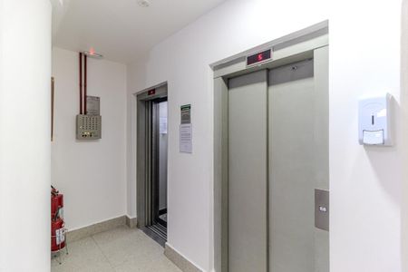 Apartamento à venda com 75m², 2 quartos e sem vaga Apartamento à venda com 75m², 2 quartos e sem vagaElevadores