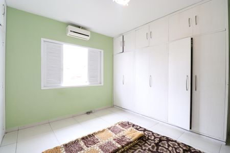 Casa à venda com 200m², 3 quartos e 2 vagasSuíte