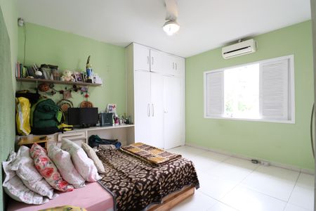 Casa à venda com 200m², 3 quartos e 2 vagasSuíte