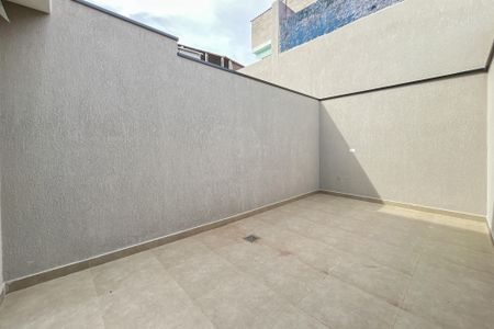 Casa à venda com 120m², 2 quartos e 3 vagas Casa à venda com 120m², 2 quartos e 3 vagasQuintal