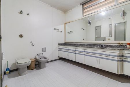 Casa à venda com 297m², 3 quartos e 2 vagasBanheiro da Suíte