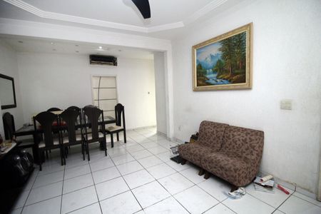 Casa à venda com 300m², 2 quartos e 2 vagasSala