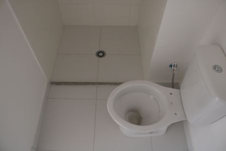 Banheiro da Suíte de apartamento para alugar com 1 quarto, 24m² em Parque Industrial Tomas Edson, São Paulo
