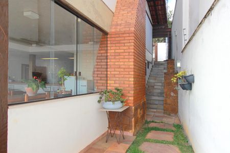 Casa à venda com 720m², 3 quartos e 6 vagasCorredor 