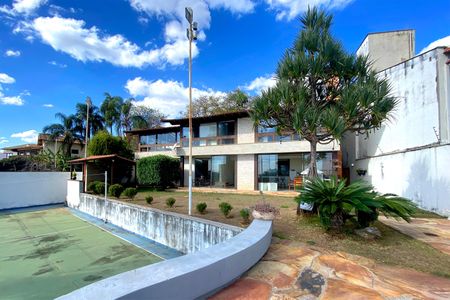 Casa à venda com 720m², 3 quartos e 6 vagas Casa à venda com 720m², 3 quartos e 6 vagasÁrea comum