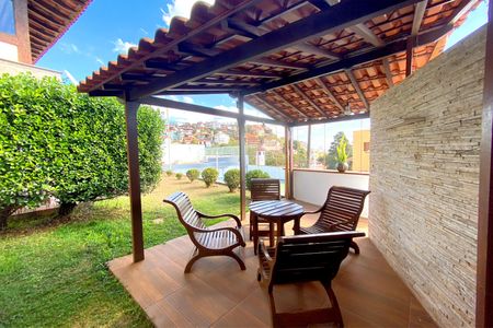 Casa à venda com 720m², 3 quartos e 6 vagas Casa à venda com 720m², 3 quartos e 6 vagasÁrea comum