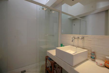 Casa à venda com 720m², 3 quartos e 6 vagasBanheiro da Suíte 2