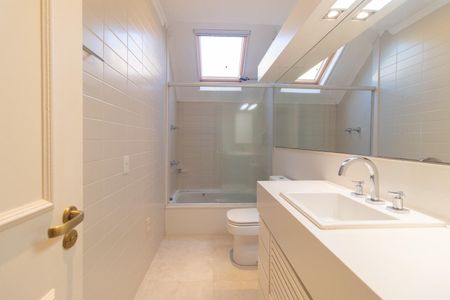 Casa de condomínio à venda com 290m², 3 quartos e 2 vagasBanheiro da Suíte 1