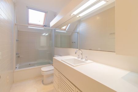 Casa de condomínio à venda com 290m², 3 quartos e 2 vagasBanheiro da Suíte 1