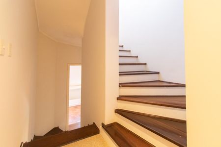 Casa de condomínio à venda com 290m², 3 quartos e 2 vagasEscada