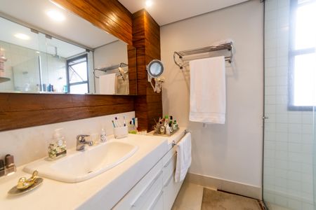 Apartamento à venda com 184m², 4 quartos e 3 vagasBanheiro da Suíte 1