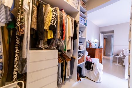 Apartamento à venda com 184m², 4 quartos e 3 vagasCloset da suíte 1
