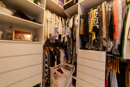 Apartamento à venda com 184m², 4 quartos e 3 vagasCloset da suíte 1