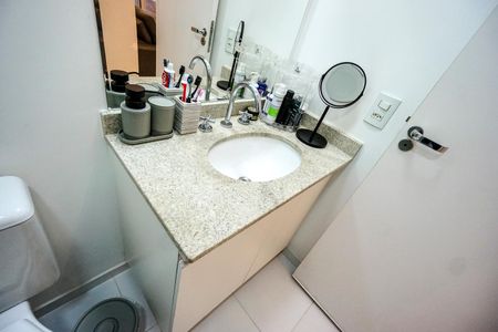 Apartamento à venda com 67m², 2 quartos e 1 vaga Apartamento à venda com 67m², 2 quartos e 1 vagaBanheiro social