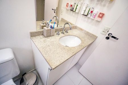Apartamento à venda com 67m², 2 quartos e 1 vaga Apartamento à venda com 67m², 2 quartos e 1 vagaBanheiro da suíte