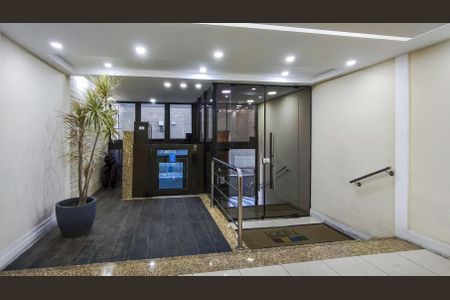 Apartamento à venda com 64m², 2 quartos e 1 vaga Apartamento à venda com 64m², 2 quartos e 1 vagaFachada e portaria
