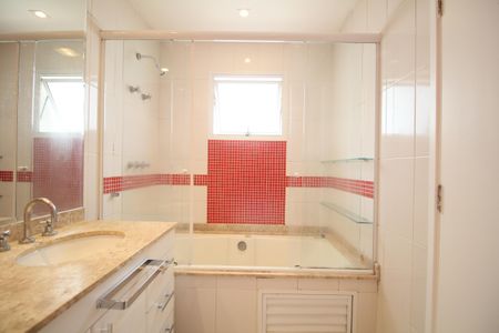 Apartamento à venda com 177m², 4 quartos e 3 vagasBanheiro do Quarto 4