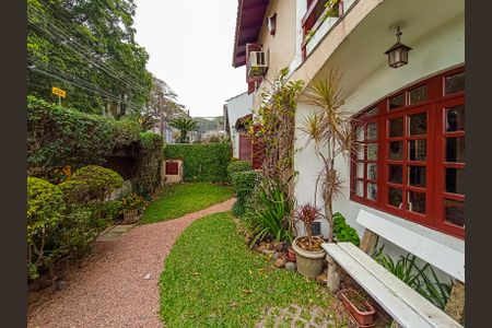 Casa à venda com 143m², 4 quartos e 2 vagas Casa à venda com 143m², 4 quartos e 2 vagasÁrea comum