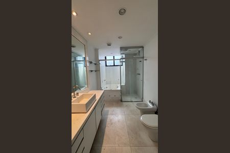 Apartamento à venda com 270m², 4 quartos e 3 vagas Apartamento à venda com 270m², 4 quartos e 3 vagasBanheiro da Suíte 1