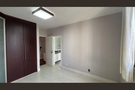 Apartamento à venda com 270m², 4 quartos e 3 vagas Apartamento à venda com 270m², 4 quartos e 3 vagasSuíte 2