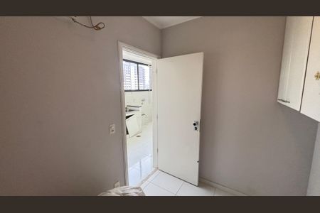 Apartamento à venda com 270m², 4 quartos e 3 vagas Apartamento à venda com 270m², 4 quartos e 3 vagasQuarto de Serviço