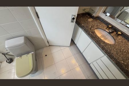 Apartamento à venda com 270m², 4 quartos e 3 vagas Apartamento à venda com 270m², 4 quartos e 3 vagasBanheiro da Suíte 2