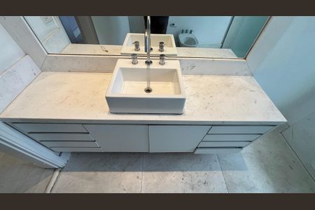 Apartamento à venda com 270m², 4 quartos e 3 vagas Apartamento à venda com 270m², 4 quartos e 3 vagasBanheiro da Suíte 1