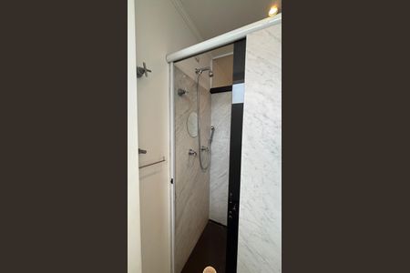 Apartamento à venda com 270m², 4 quartos e 3 vagas Apartamento à venda com 270m², 4 quartos e 3 vagasBanheiro da Suíte 3