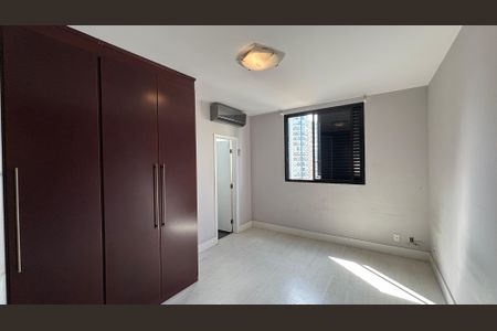 Apartamento à venda com 270m², 4 quartos e 3 vagas Apartamento à venda com 270m², 4 quartos e 3 vagasSuíte 3