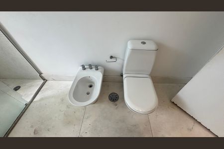 Apartamento à venda com 270m², 4 quartos e 3 vagas Apartamento à venda com 270m², 4 quartos e 3 vagasBanheiro da Suíte 1