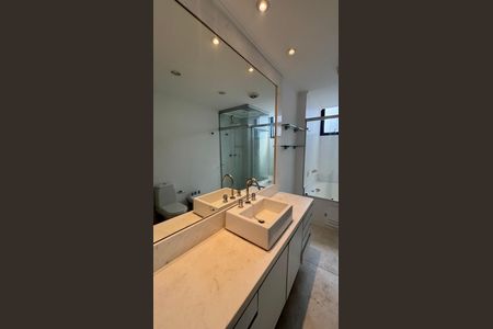 Apartamento à venda com 270m², 4 quartos e 3 vagas Apartamento à venda com 270m², 4 quartos e 3 vagasBanheiro da Suíte 1