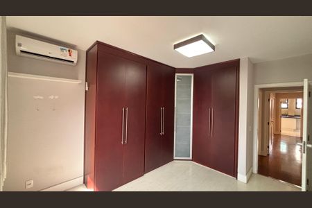 Apartamento à venda com 270m², 4 quartos e 3 vagas Apartamento à venda com 270m², 4 quartos e 3 vagasSuíte 2