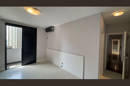 Apartamento à venda com 270m², 4 quartos e 3 vagas Apartamento à venda com 270m², 4 quartos e 3 vagasSuíte 4