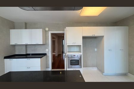 Apartamento à venda com 270m², 4 quartos e 3 vagas Apartamento à venda com 270m², 4 quartos e 3 vagasCozinha