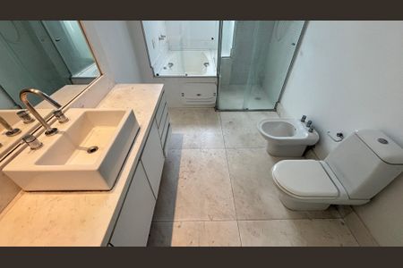 Apartamento à venda com 270m², 4 quartos e 3 vagas Apartamento à venda com 270m², 4 quartos e 3 vagasBanheiro da Suíte 1