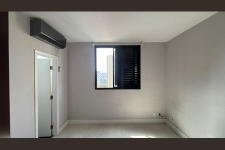 Apartamento à venda com 270m², 4 quartos e 3 vagas Apartamento à venda com 270m², 4 quartos e 3 vagasSuíte 3