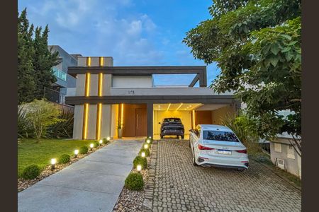 Casa de condomínio para alugar com 281m², 3 quartos e 4 vagas Casa de condomínio para alugar com 281m², 3 quartos e 4 vagasFachada