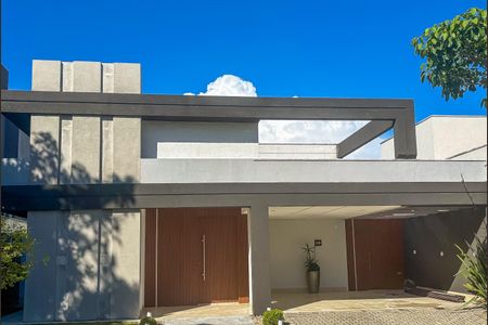 Casa de condomínio para alugar com 281m², 3 quartos e 4 vagas Casa de condomínio para alugar com 281m², 3 quartos e 4 vagasFachada