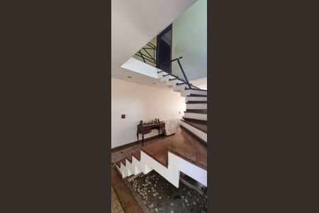 Casa à venda com 189m², 3 quartos e 2 vagas Casa à venda com 189m², 3 quartos e 2 vagasEscada