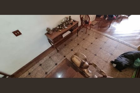 Casa à venda com 189m², 3 quartos e 2 vagas Casa à venda com 189m², 3 quartos e 2 vagasEscada