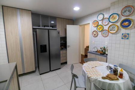 Apartamento para alugar com 200m², 4 quartos e 2 vagas Apartamento para alugar com 200m², 4 quartos e 2 vagasCozinha