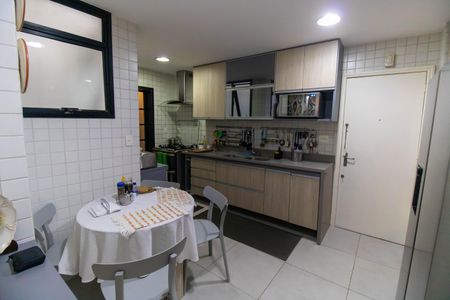 Apartamento para alugar com 200m², 4 quartos e 2 vagas Apartamento para alugar com 200m², 4 quartos e 2 vagasCozinha