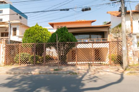 Casa à venda com 339m², 5 quartos e 4 vagas Casa à venda com 339m², 5 quartos e 4 vagasFachada