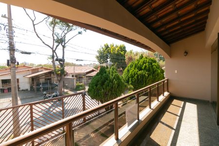 Casa à venda com 339m², 5 quartos e 4 vagas Casa à venda com 339m², 5 quartos e 4 vagasSala
